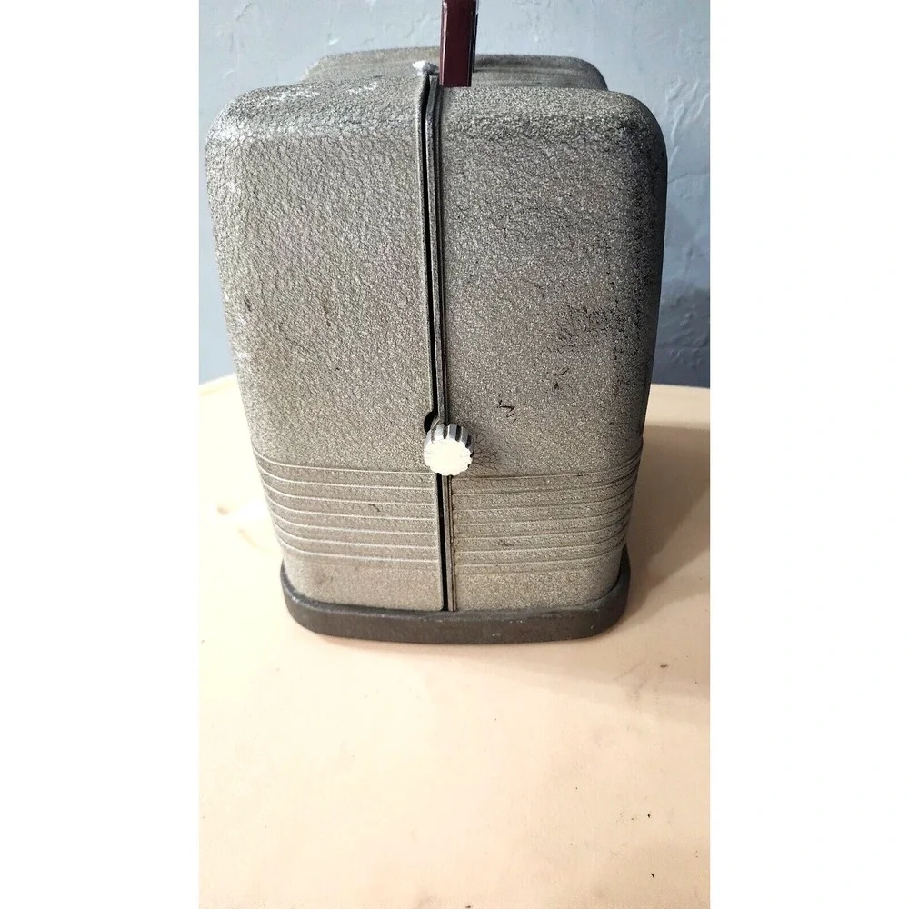 VINTAGE KEYSTONE 8MM FILM PROJECTOR MODEL K-100 POWERS ON SEEMS‎ TO WORK AS IS